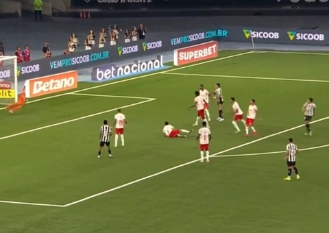 Botafogo vira o jogo contra o Bragantino e cola na liderança no Brasileirão