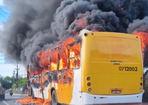 Após ataques, incêndio em ônibus deixa população em pânico em Manaus 