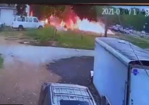 Vídeo mostra queda violenta de ultraleve em residência; ninguém sobreviveu