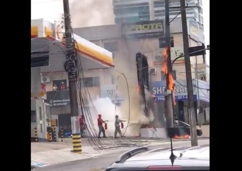 Bairros ficam sem energia e sem internet após incêndio em postes em Manaus