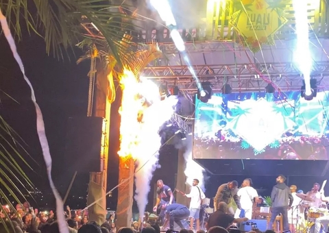 Fogo atinge lateral de palco durante show e extintor não funciona