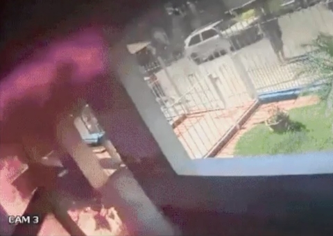 Vídeo: Cabeleireiro ateia fogo em prefeitura após medidas restritivas