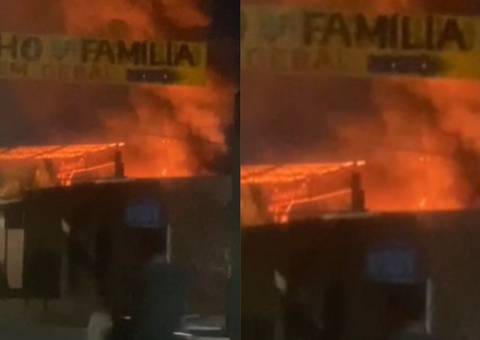 Incêndio atinge galpão de recicláveis no Jorge Teixeira; vídeo