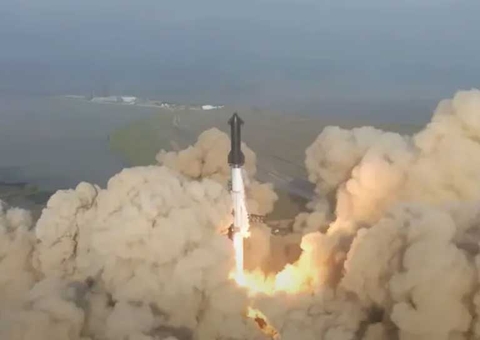 SpaceX confirma que acionou comando para explodir foguete propositalmente