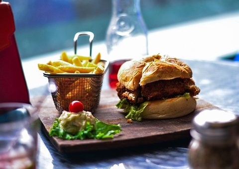 Suspeito é espancado após assaltar clientes de rede de fast-food em Manaus