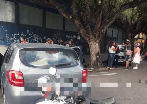Acidente entre carro e moto deixa trânsito complicado no Centro de Manaus