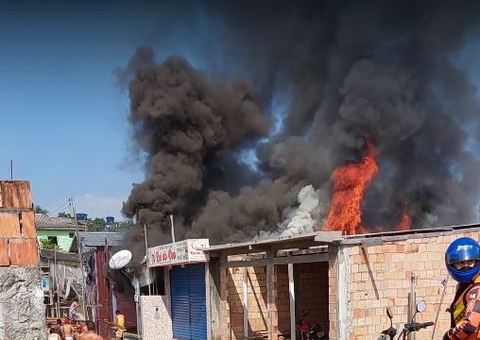 Casa é 'engolida' por fogo durante incêndio e moradores perdem tudo no Amazonas