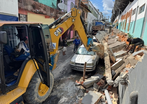 Prefeitura inicia reconstrução de muro da Ceasa que desabou sobre carros