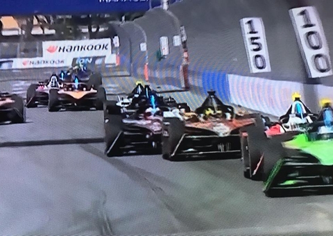 Estreia da Fórmula E em SP tem batidas, abandonos e brasileiro em último