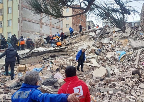 Homem e garoto de 14 anos são resgatados vivos após 11 dias do terremoto na Turquia
