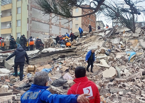 Novo terremoto derruba prédios na Turquia e deixa morto e feridos 