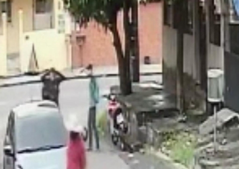 Em plena luz do dia, criminoso rouba moto de entregador de delivery em Manaus