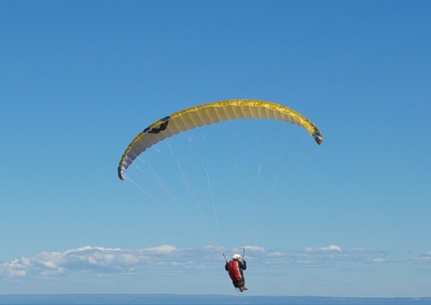 Homem e mulher morrem em acidente de parapente em Niterói