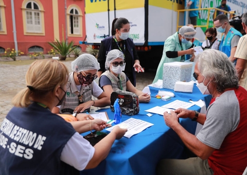 Carreta da Vacina começa com mais de mil doses aplicadas no 1º dia da campanha em Manaus