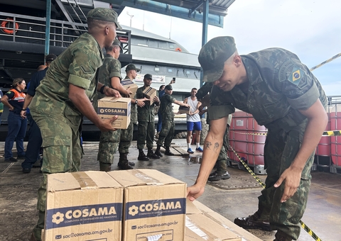Marinha entrega cestas básicas e água nos municípios atingidos pela seca no Amazonas