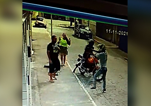 Vídeo mostra homem sendo assassinado na frente da irmã após reagir a assalto