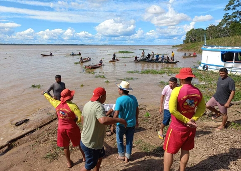 Bombeiros fazem buscas por jovem que desapareceu no Rio Amazonas em Parintins