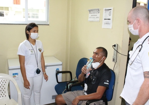 PM's recebem fisioterapia respiratória pós-Covid-19 em hospital de Manaus