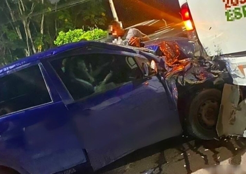 Carro fica destruído ao colidir com traseira de micro-ônibus em Manaus