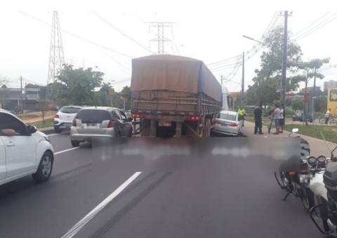 Carro é prensado por caminhão durante acidente em avenida de Manaus