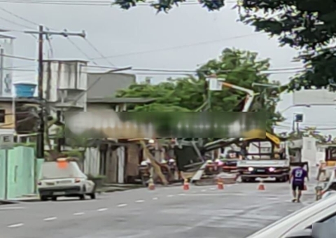 Avenida é interditada após carro tombar poste durante acidente em Manaus 
