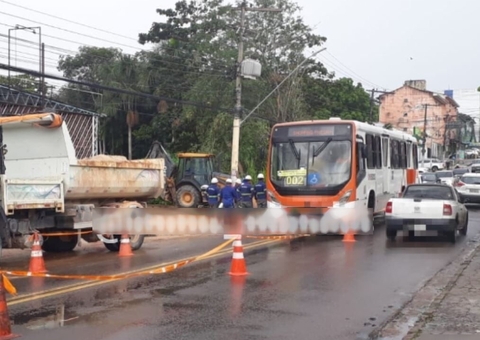 Moradores ficam sem água após cratera abrir em avenida de Manaus