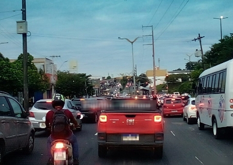 Caminhão em pane mecânica paralisa trânsito em avenida de Manaus