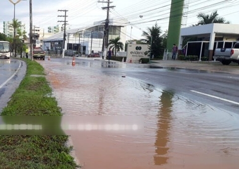 Tubulação de água rompe e alaga trecho de avenida em Manaus