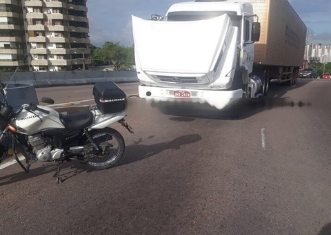 Carreta em pane mecânica complica trânsito em rotatória de Manaus