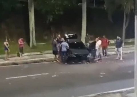 Carro despenca de barranco no meio de avenida em Manaus