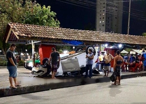 Carro capota e por pouco não atropela passageiros no terminal da Matriz em Manaus