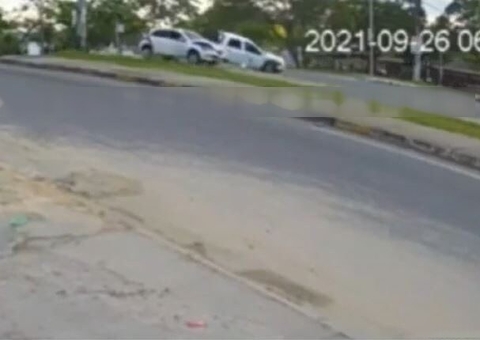 Vídeo: Carro roda na pista ao ser atingido violentamente em cruzamento em Manaus