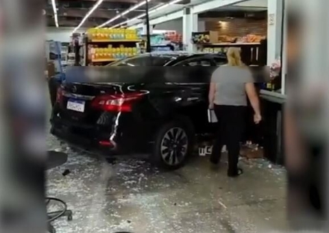 Carro desgovernado invade supermercado e fere duas pessoas em Manaus