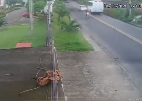 Homem dorme ao volante e bate em micro-ônibus no meio de avenida em Manaus
