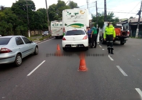 Acidente entre carro e micro-ônibus complica trânsito em avenida de Manaus