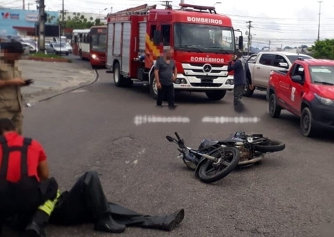Acidente na Bola do Produtor deixa motociclista ferido em Manaus