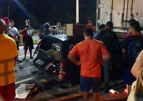 Motorista fica preso às ferragens após carro ir parar debaixo de carreta em Manaus