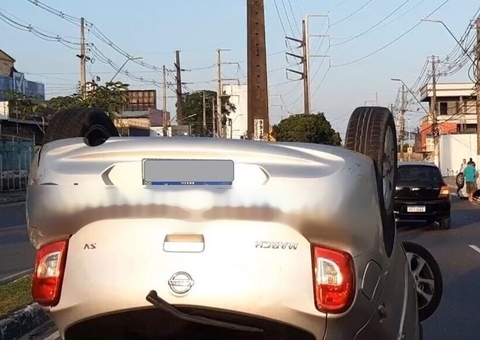 Carros capotam no meio de avenida em acidente violento em Manaus