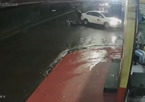 Vídeo: Entregador é arremessado de motocicleta em acidente chocante em Manaus
