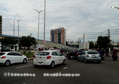 Caminhão em pane deixa trânsito caótico em Manaus