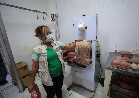 Fiscalização apreende 120 quilos de carne estragada em mercadinho em Manaus