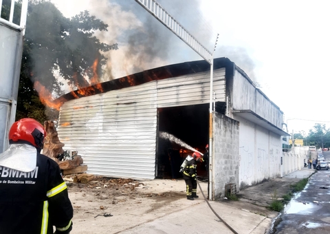 Incêndio consome depósito de igreja em Manaus; vídeo