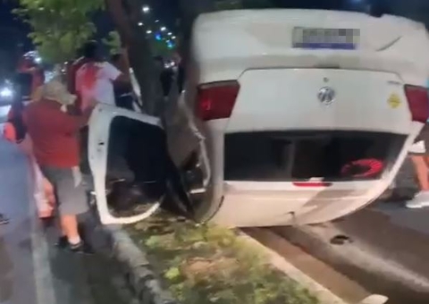 Acidente: Carro de aplicativo capota no meio de avenida em Manaus