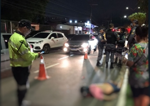 Motociclista morre após bater em carro e ser arremessado em avenida de Manaus