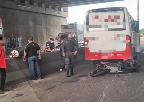 Acidente: Jovem fica ferido após moto se chocar contra rota em Manaus