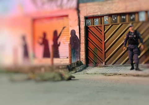 Criminosos carregam corpo de homem degolado em carrinho de mão por ruas de Manaus 