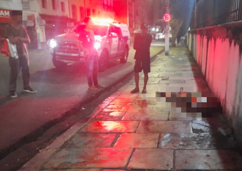 Banhado de sangue, homem é achado morto em calçada no Centro de Manaus 