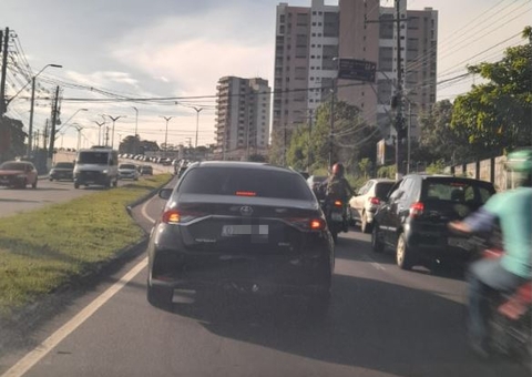 Ônibus em pane mecânica trava trânsito e causa caos em avenida de Manaus