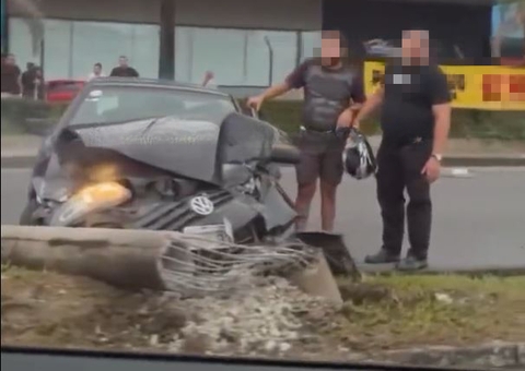 Carro fica destruído ao arrancar poste no meio de avenida em Manaus