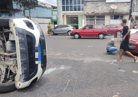 Acidente: Carro capota e motorista ferido é socorrido às pressas em Manaus